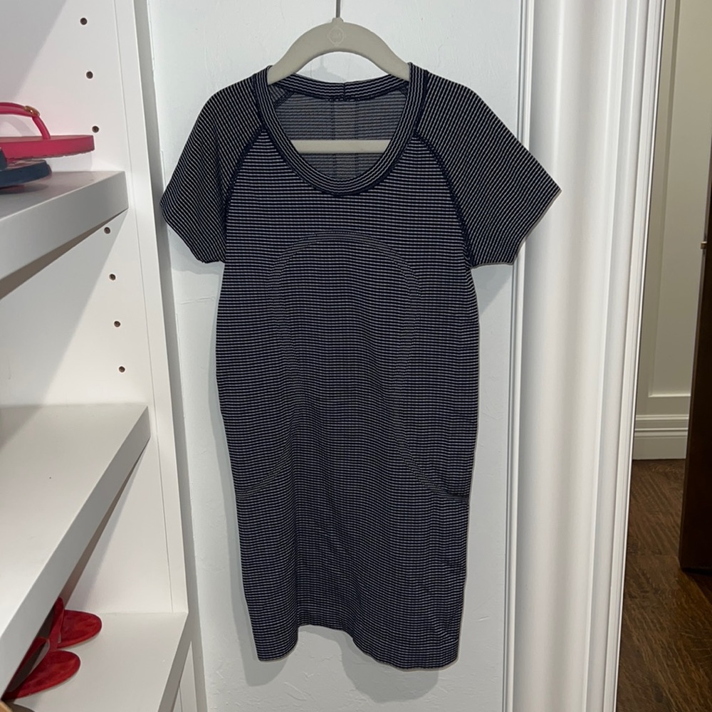 Lululemon Swiftly Tech Short Sleeve Shirt Size 2 in Navy/White